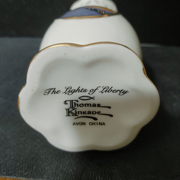 Thomas Kinkade The Lights Of Liberty Vase By Avon China Christmas Scene - Picture 5 of 7